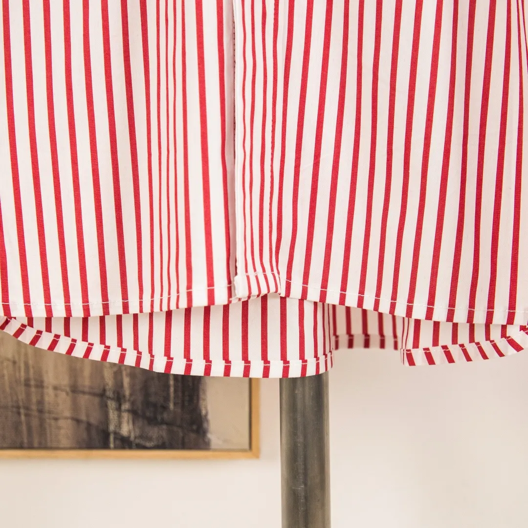P290 zp version [Exclusive supply] Ralph Lauren/Ralph Lauren 2025SS new old-money style cotton poplin large and small striped long-sleeved casual shirt, 100% restored workmanship, embedded seams and clean edges, curved triangular bifurcation ✅100% cotton poplin, smooth feel, pre-car wash treatment, tighter yarn ✅Custom-dyed original pearlescent white bottom buttons, large and small partitions, vertical eyelets✅Special shaped chiffon foil included in the collar door tube Not easy to deform and pull. ✅ RL three-color large and small vertical striped shirt. Extraordinary isometric. Cleverly matched stripes. Multiple wear to inspire self-expression. Relaxed layering to play with the look of the four seasons. Color: red, blue, green. Size: S M L XL. Number: WW10962.